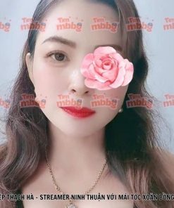 Chị đẹp Thạch Hà - Streamer Ninh Thuận với mái tóc xoăn bồng bềnh